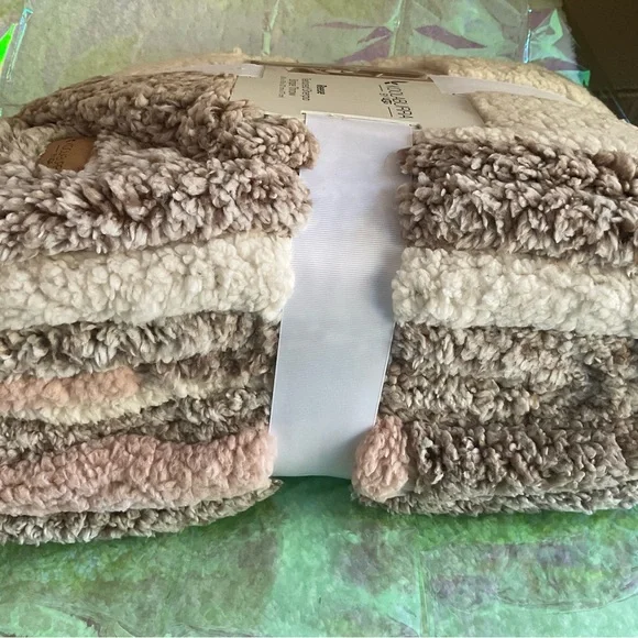 New Koolaburra by Ugg Reese Sherpa Stripe Throw - Picture 3 of 5